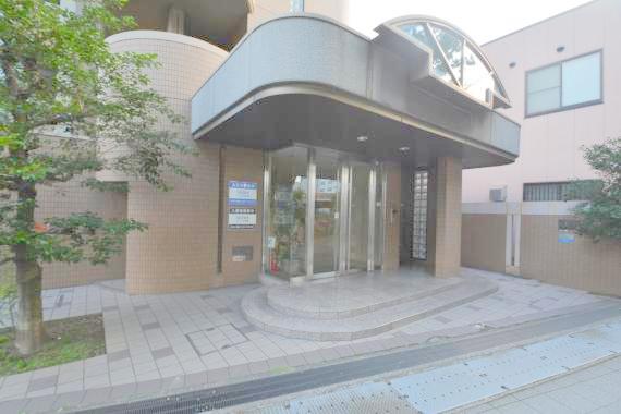 エントランス　オシャレなエントランスは安心のオートロック付きです。