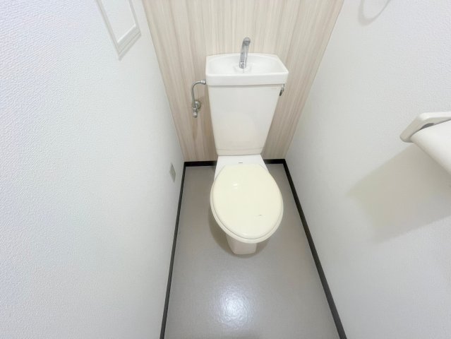 トイレ　スタンダードなトイレは清潔感があってずっと居たくなりますね。