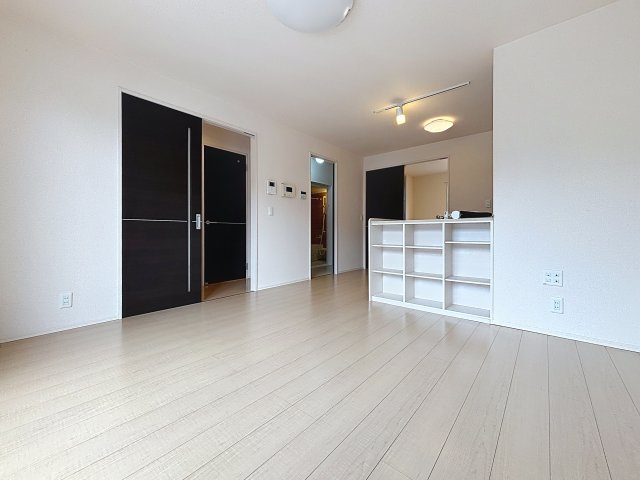 居室・リビング　掲載写真は同一建物内の別間取りの部屋を掲載しております。実際
