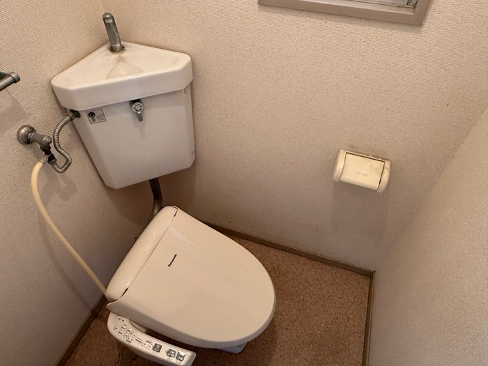 トイレ　トイレは温水洗浄便座付き♪人気のバストイレ別です♪窓のあるト