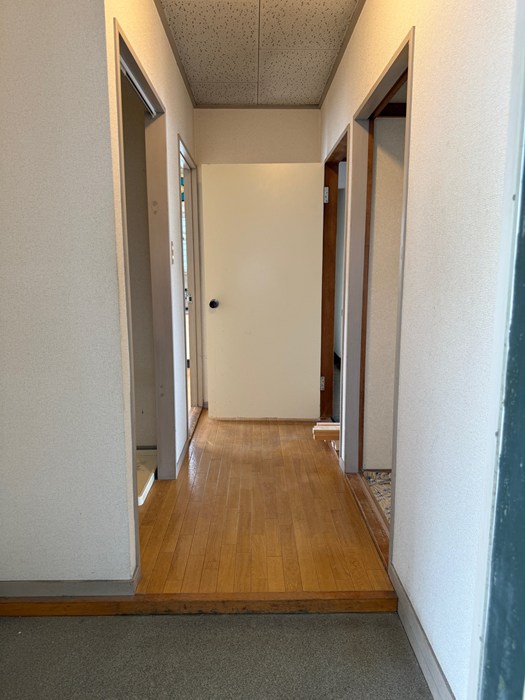 玄関　玄関から室内への景観です！右手に洋室のお部屋が二部屋、左手に