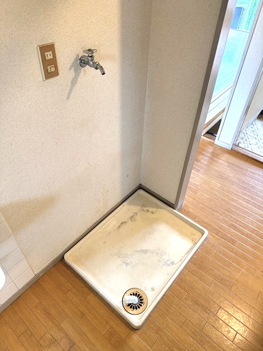 その他設備　洗面所内、独立洗面台横にある室内洗濯機置き場です♪防水パンが