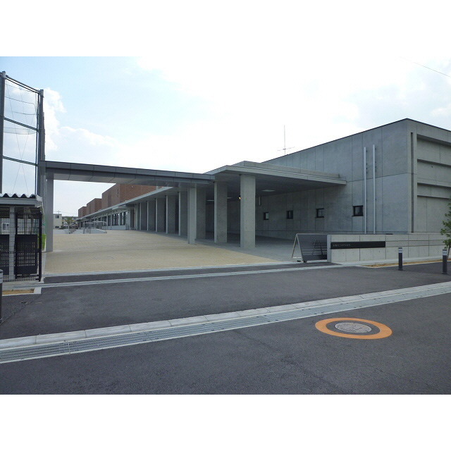 中学校　鈴鹿市立神戸中学校（中学校）まで682m