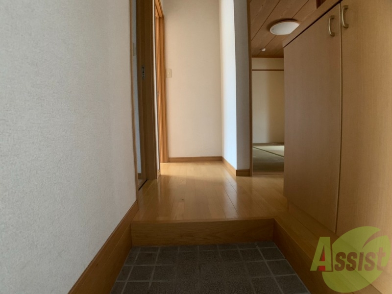 玄関　玄関周りも広いので圧迫感がありませんね。