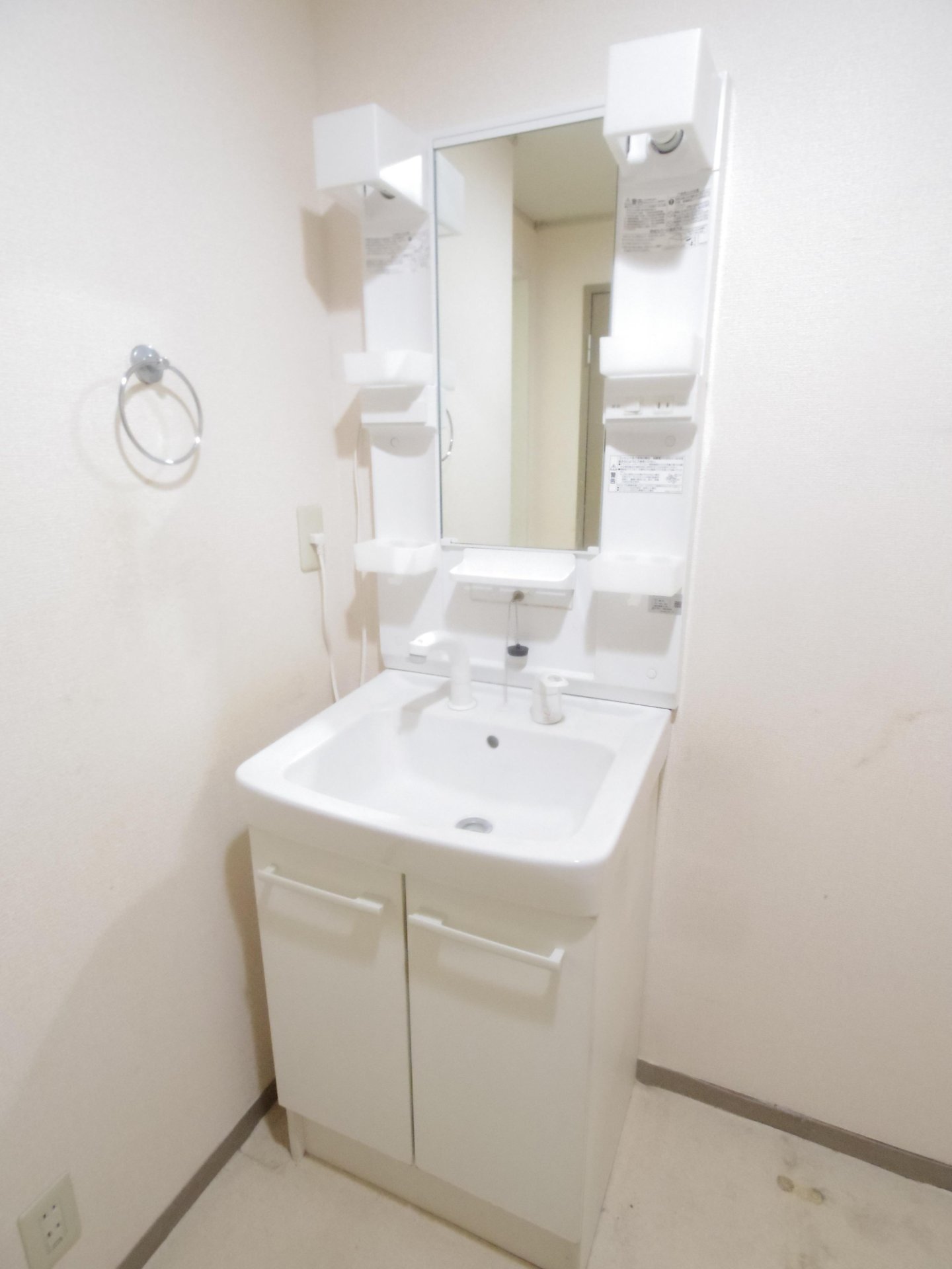 洗面設備　※他号室写真です