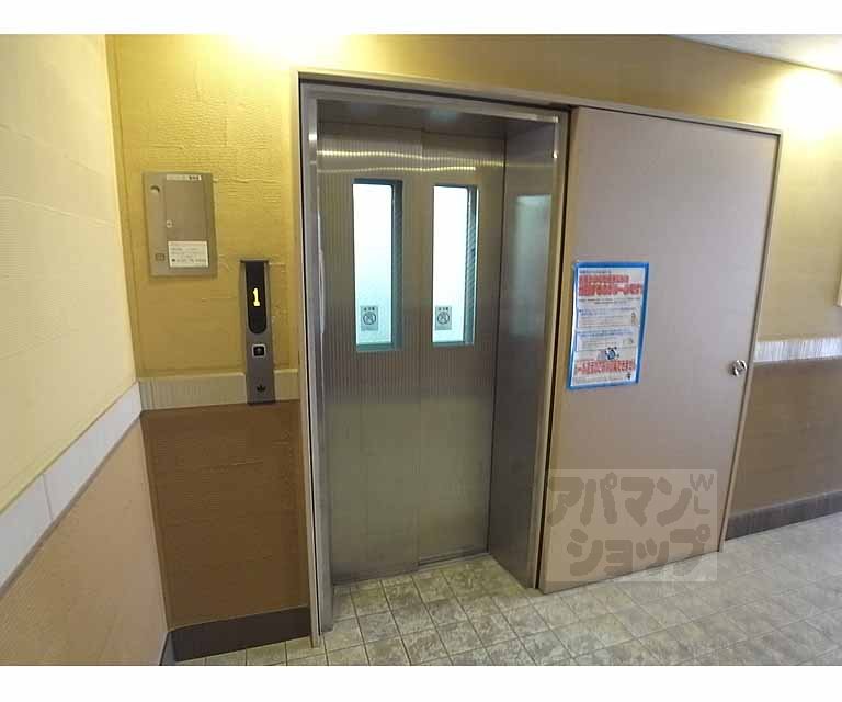 ロビー　エレベーター付き
