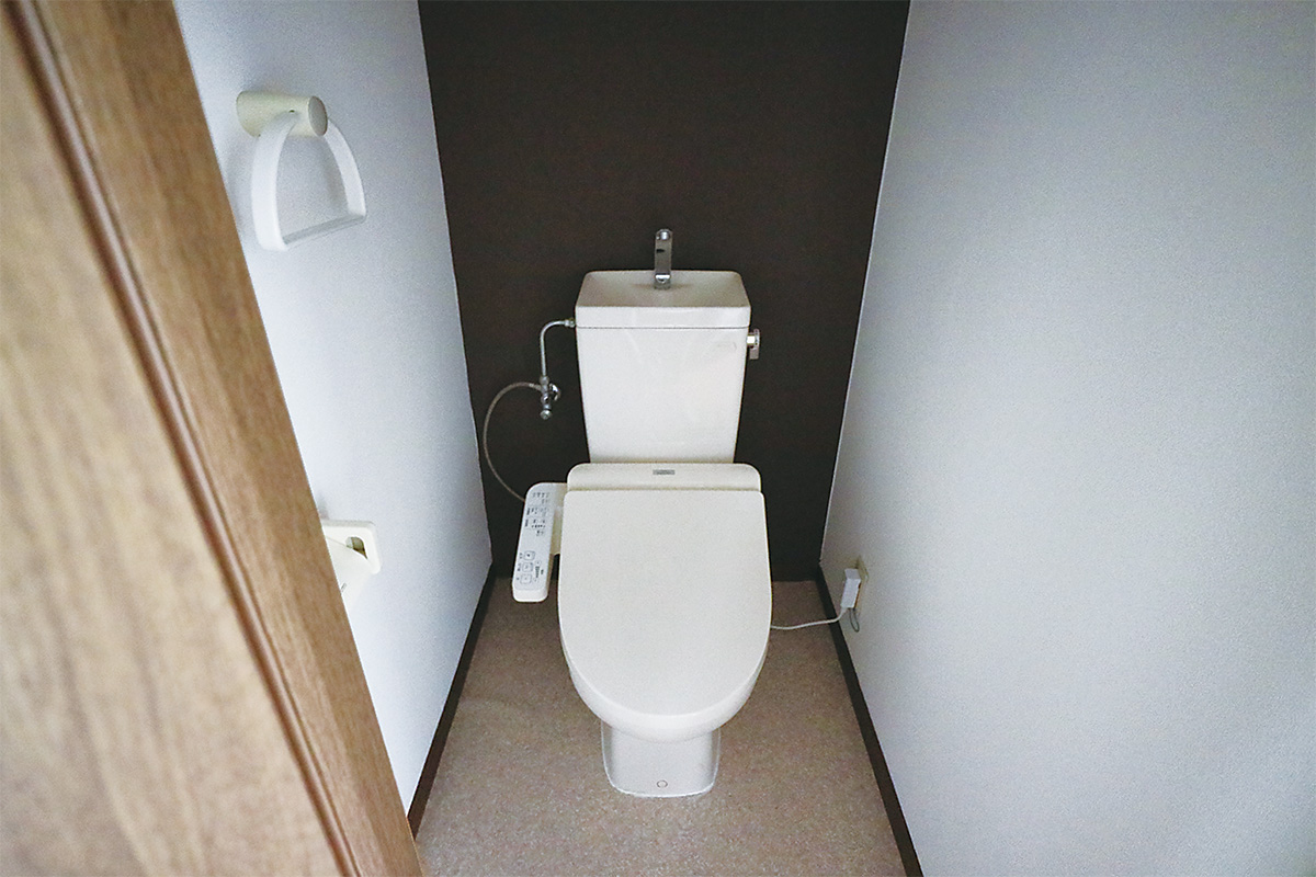 トイレ　※内観写真は同タイプ別号室のものです。
