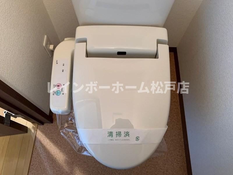 トイレ　落ち着いた色調のトイレです