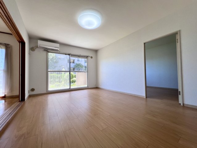 椿峰ニュータウン107街区4号棟の居間写真