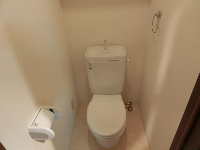 トイレ　落ち着いた色調のトイレです