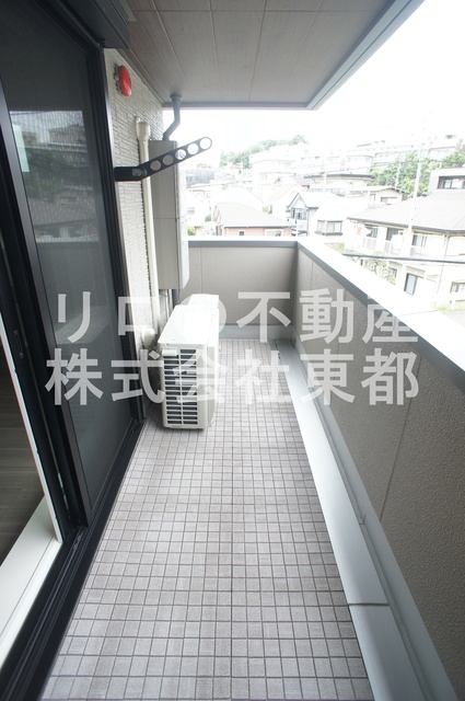 バルコニー　バルコニーがあるので洗濯物を太陽の下で干すことができます♪