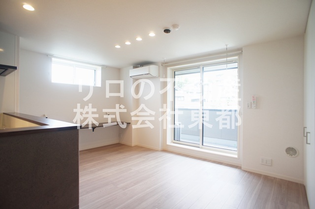 居室・リビング　２面採光なので、明るく風通しのよい過ごしやすいお部屋です♪