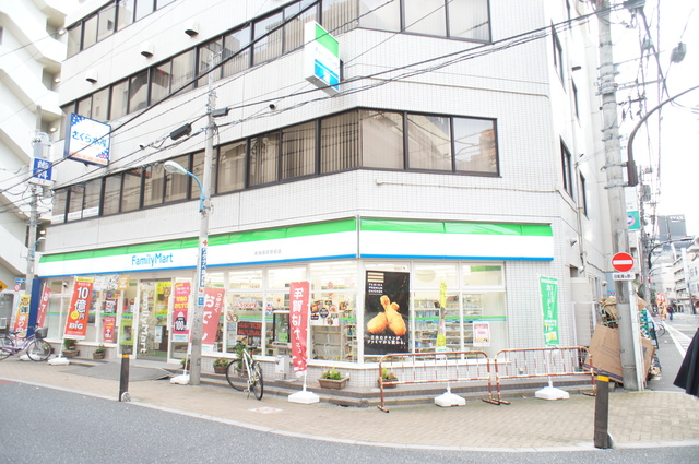 コンビニ　ファミリーマート新宿御苑駅前店（コンビニ）まで404m