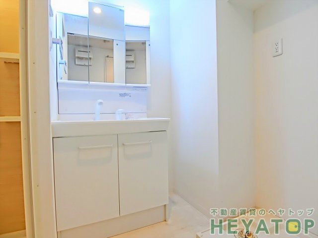 洗面設備　便利なシャワー付き洗面化粧台（同仕様写真）