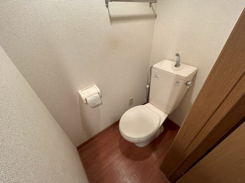 トイレ　こちらはトイレです。清潔感があり、安心して使用できます。