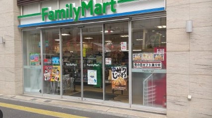 コンビニ　ファミリーマート 小浦目黒青葉台店（コンビニ）まで56m