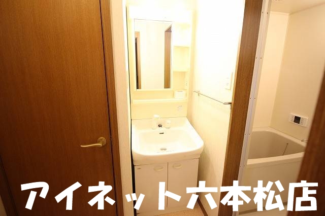 洗面設備　朝の支度にいかがでしょうか。