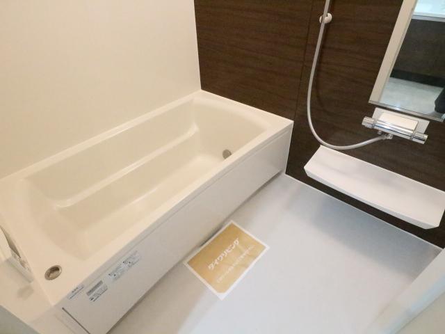 バス・シャワールーム　コンパクトで使いやすいお風呂です