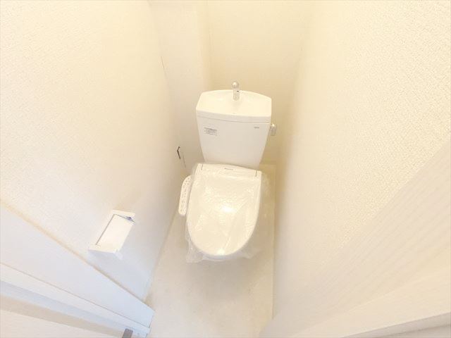 トイレ　ウォシュレットつきのお手入れされたトイレ