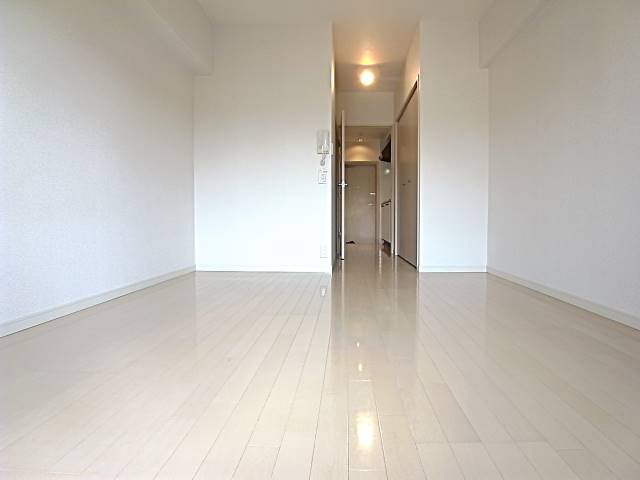 居室・リビング　白を基調とした落ち着いたお部屋です