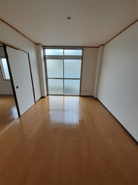 居室・リビング　南向きで明るいお部屋です。