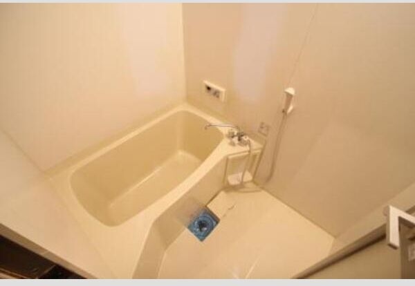 バス・シャワールーム　※写真は同じマンションの違う部屋のものになります。