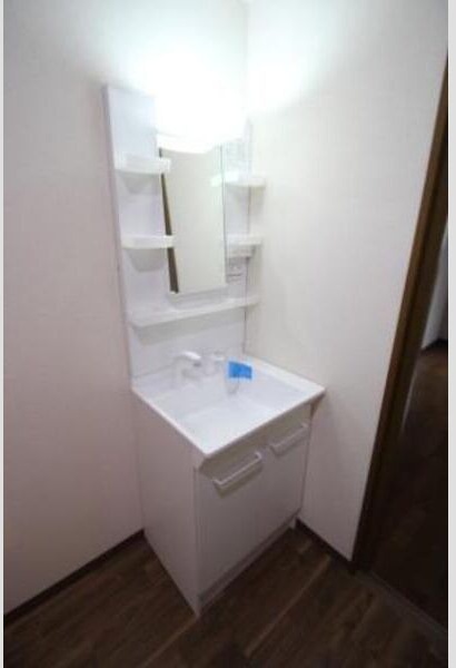 洗面設備　※写真は同じマンションの違う部屋のものになります。