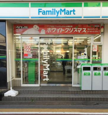 コンビニ　ファミリーマート学芸大学駅東店（コンビニ）まで759m