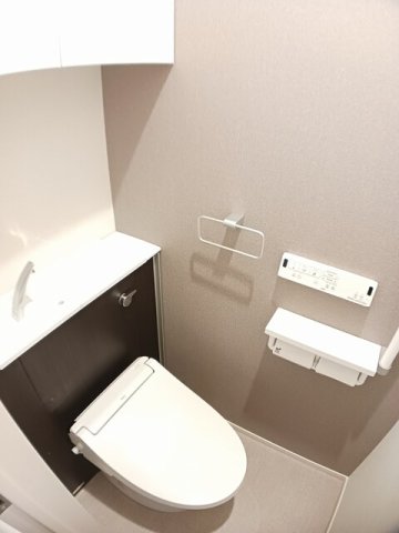トイレ　落ち着いた色調のトイレです