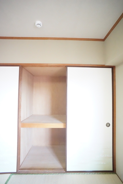 収納　昔ながらの押入タイプは奥行があるので、収納らくらく♪