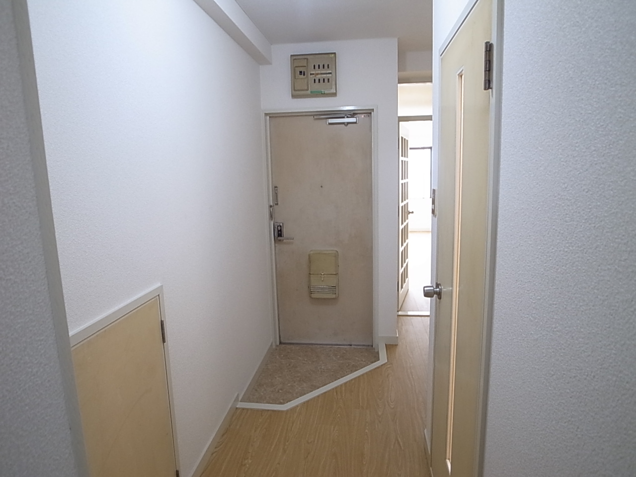 東本ハイツの玄関写真