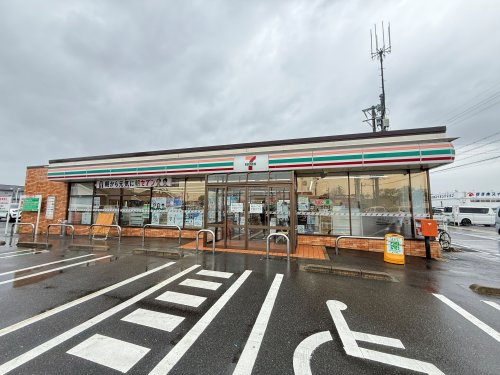 コンビニ　セブンイレブン四日市中央緑地前店（コンビニ）まで621m