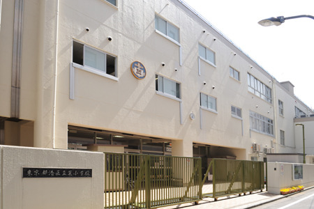 小学校　港区立芝小学校（小学校）まで301m