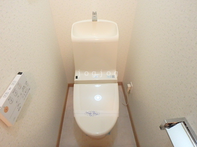 トイレ　嬉しい温水洗浄便座付きのトイレです。