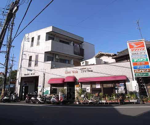 建物外観　１階ではオーナーさんが喫茶店等をされてます！