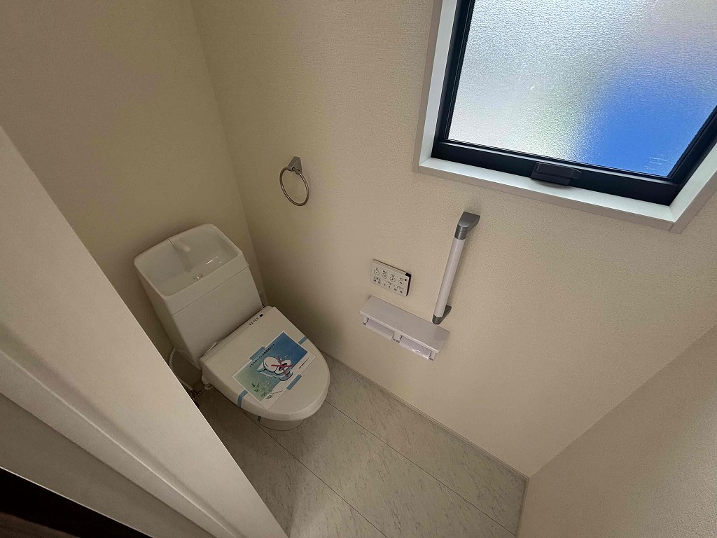 魚住町西岡新築戸建のトイレ写真