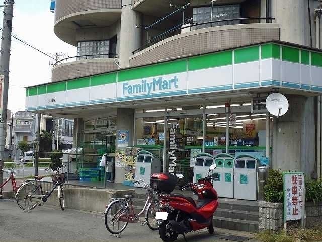 コンビニ　ファミリーマート様（コンビニ）まで350m