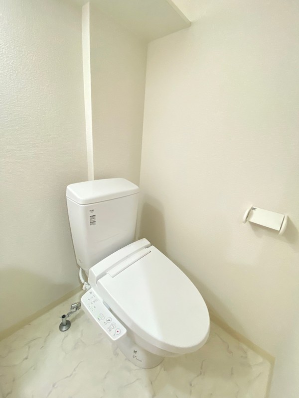 トイレ　（参考写真）同じ間取の別のお部屋です