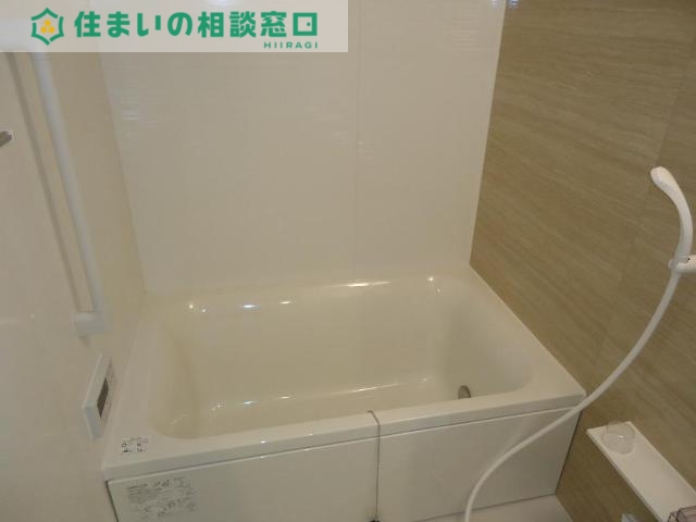 ＪＲ東海道本線 岡崎駅 バス乗車時間：10分 最寄りバス停で下車 徒歩1分 2階建 築11年の風呂写真