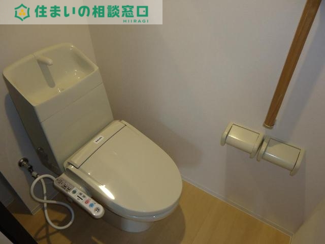 ＪＲ東海道本線 岡崎駅 バス乗車時間：10分 最寄りバス停で下車 徒歩1分 2階建 築11年のトイレ写真