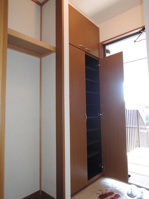 玄関　※参考写真。天井まであるシューズＢＯＸ♪
