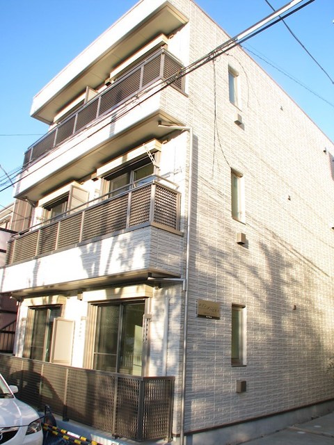 建物外観　３階建ての賃貸マンション