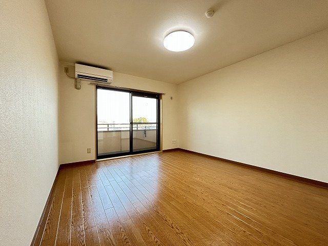 居室・リビング　同物件別部屋の写真