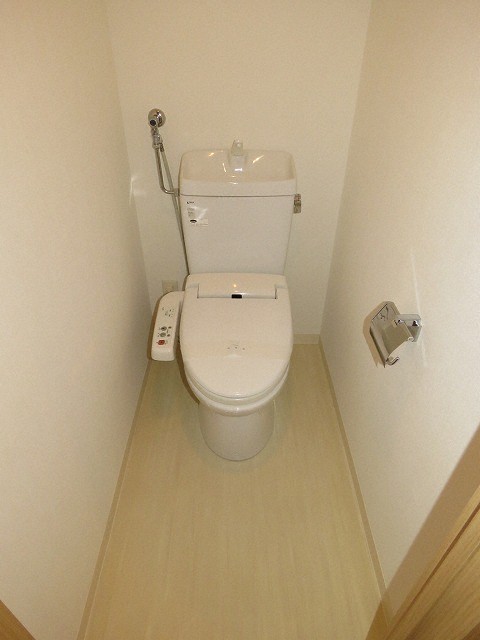 地下鉄東西線 バスセンター前駅 徒歩4分 15階建 築19年のトイレ写真
