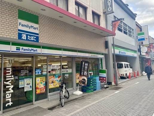 コンビニ　ファミリーマート高円寺純情商店街店（コンビニ）まで121m