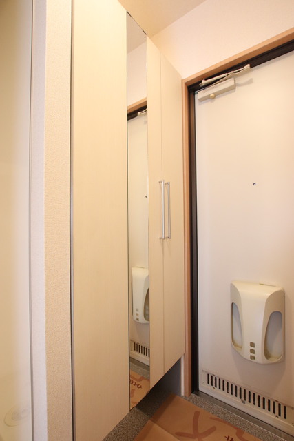 玄関　姿見付の下駄箱収納