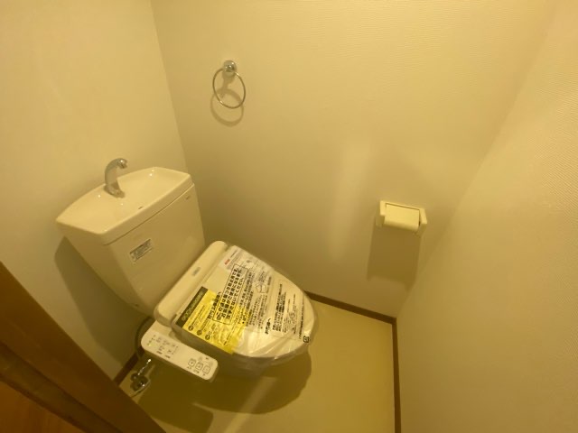 トイレ　温水洗浄便座付きのトイレです♪