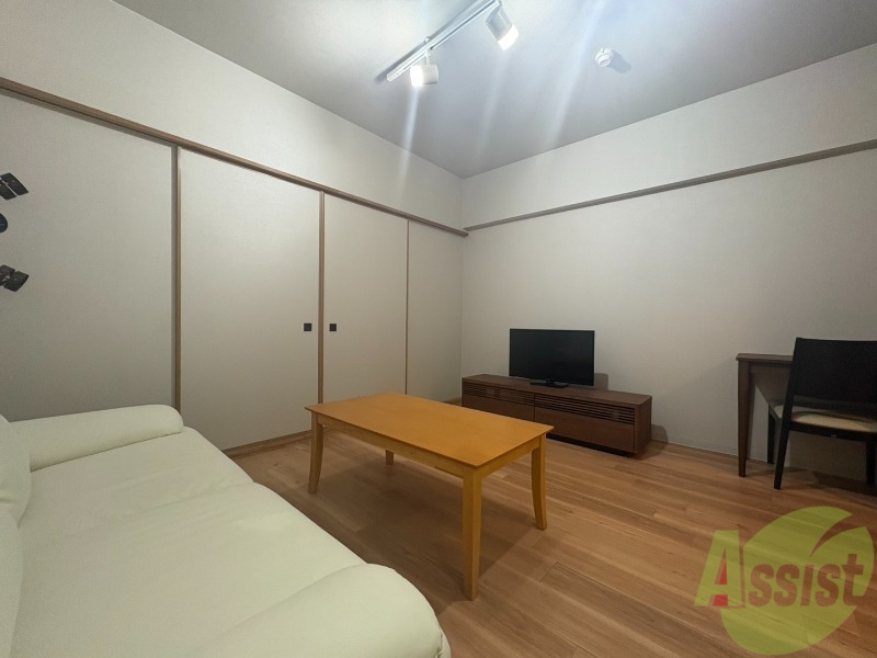 居室・リビング　木目のフローリングは落ち着きのある印象のお部屋になりますね。