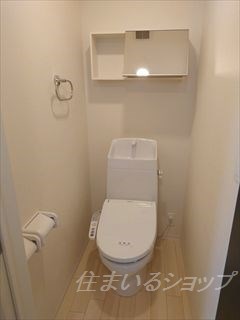 トイレ　シャワートイレ・ミラー付き収納あり