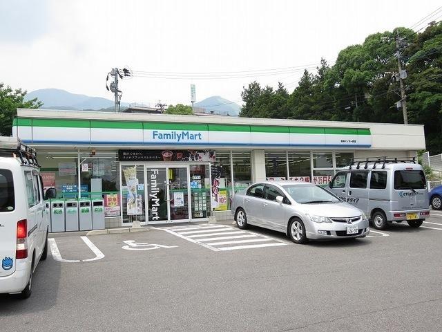 コンビニ　ファミリーマート（コンビニ）まで900m